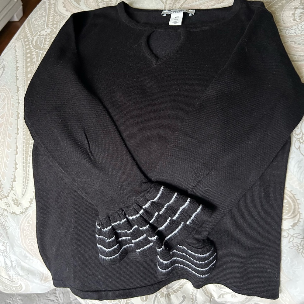 Key hole neck collar, bell sleeve